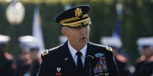 O secretário da Guerra dos EUA, Pete Hegseth, demitiu o chefe das forças armadas americanas, que foi destituído de seu posto pela última vez durante a guerra do Irã