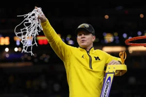 O técnico Dusty May concordou com um novo contrato com o Michigan Basketball