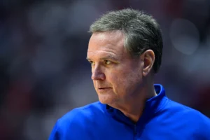 O técnico do Kansas, Bill Self, disse que retornará para a temporada 2026-27