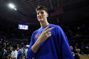 Olivier Rioux, o jogador de basquete universitário mais alto, deixou a Flórida para se transferir para a UC Irvine