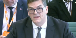 Olly Robbins lançou bombas por toda Westminster, mas só o vilão deve ser levado à justiça