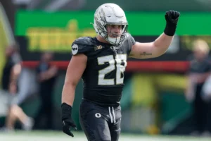 Oregon LB Bryce Boettcher foi selecionado com a escolha nº 135 no Draft de 2026 da NFL