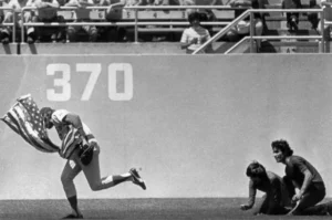 Os Dodgers estão homenageando o dramático resgate da bandeira de Rick Monday em 1976 em seu 50º aniversário