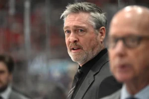 Os Islanders demitem o técnico Patrick Roy faltando 4 jogos para os playoffs e contratam Peter DeBoer para substituí-lo