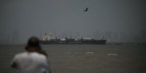 Os navios passarão pelo Estreito de Ormuz pela primeira vez desde que Donald Trump suspendeu os ataques