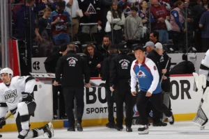 Os torcedores do Avalanche quebraram o vidro atrás do banco dos Kings depois que o pênalti foi defendido, causando um longo atraso no jogo do playoff
