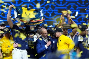 Ouça o time de basquete de Michigan ser aplaudido de pé no Pistons Game 2