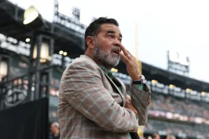 Ozzie Guillén, que liderou o White Sox à vitória na World Series, começou a chorar ao saber que o time retiraria seu número