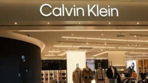 PVH supera orientação do quarto trimestre, sinaliza pressão na taxa na perspectiva de 2026