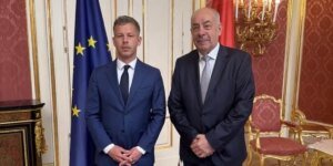 Peter Magyar: O novo primeiro-ministro da Hungria posa para uma foto com o presidente do país