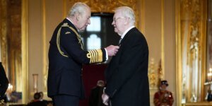 Rei Charles homenageia sobrevivente do desastre de Aberfan com EFC