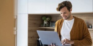 Requerentes de Crédito Universal aumentaram £ 5.098 no último dinheiro DWP de abril