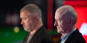 Steve Davis luta contra as lágrimas no Crisol para uma comovente homenagem à lenda da sinuca John Virgo