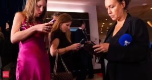 Teorias da conspiração surgem online após o tiroteio no jantar dos correspondentes na Casa Branca, apesar das reportagens ao vivo