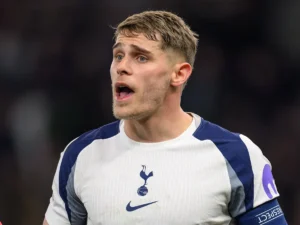 Transferências do Man United: novidades sobre Micky van de Ven, Carlos Baleba e mais