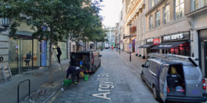 Três pessoas ficaram feridas depois que a polícia atropelou pessoas enquanto prendia uma mulher