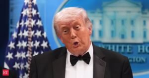 Trump compartilhou a primeira imagem do suspeito do tiroteio na Casa Branca, mostrando um sendo puxado por policiais armados