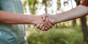 UM QUARTO dos jovens está nervoso demais para apertar a mão