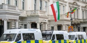 Um ato de terrorismo foi lançado contra a embaixada iraniana pela polícia depois de esta ter apelado aos iranianos para se tornarem mártires.