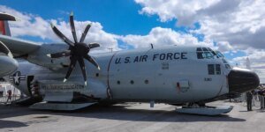 Um avião militar dos EUA foi danificado depois que um homem invadiu um aeroporto irlandês e atacou o avião com um machado