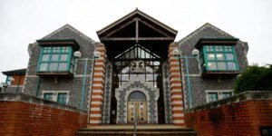 Um homem afegão tornou-se a primeira pessoa a ser condenada por colocar migrantes em perigo ao cruzar o Canal da Mancha