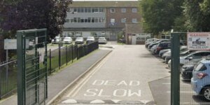 Um professor foi banido depois de ‘compartilhar detalhes inadequados’ sobre uma despedida de solteiro bêbada