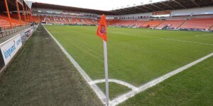 Um torcedor de futebol do Blackpool morreu após adoecer nas arquibancadas durante um jogo da EFL