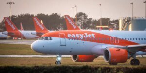 Um voo da EasyJet abortou o pouso depois que uma procissão de casamento soltou fogos de artifício perto da pista do aeroporto de Paris