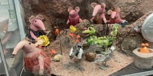 Uma boneca Clanger roubada há mais de 50 anos voltou à Grã-Bretanha depois que o ladrão fez uma confissão no leito de morte