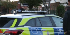 Uma mulher de 19 anos morreu em Essex depois de ser atacada por um cachorro assustador enquanto estava sendo presa