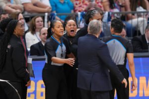 Veja Dawn Staley e Geno Auriemma esquentarem a rivalidade em uma batalha acirrada na Final Four