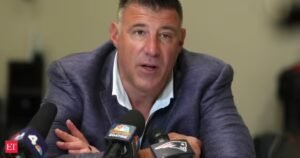 dianna russini e mike vrabel: Quem é dianna russini de mãos dadas e abraçando o técnico do New England Patriots, Mike Vrabel?