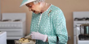 A Rainha Elizabeth II colocou pela primeira vez creme e geléia em scones, revela William