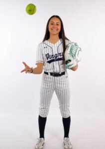 A jogadora de softball da semana é Sofia Phillipou, estudante do segundo ano de Pingry
