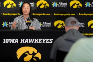 A técnica de luta livre de Iowa, Clarissa Chun, está recebendo uma extensão de contrato