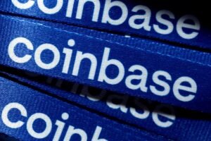 As ações da Coinbase afundam 25% um ano após ingressar no S&P 500