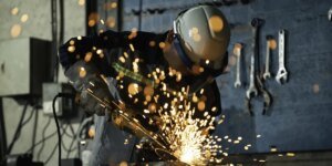 As empresas siderúrgicas britânicas caem no governo com 93 perdas de empregos, um grande golpe para a indústria