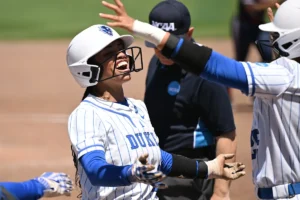 Atualizações ao vivo de Duke softball x Arizona, horário de início, TV para o campeonato regional de Durham