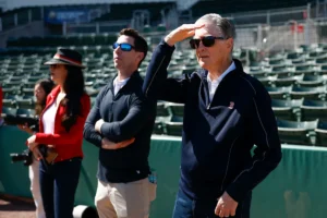 Avião sobrevoa Fenway Park pedindo aos Red Sox que demitam Craig Breslow e vendam time