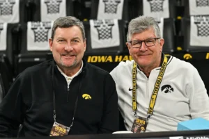 Caixa de imprensa do Field of Dreams com o nome de Gary Dolphin, do Iowa Hawkeyes