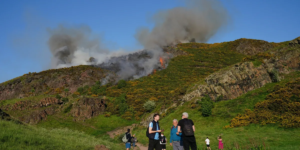 Caminhantes fogem de um marco icônico britânico enquanto os serviços de emergência combatem um grande incêndio florestal