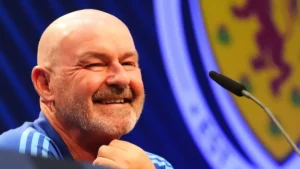 Clarke assinou novo contrato com a Escócia até a Copa do Mundo de 2030