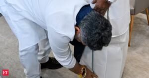 DK Sivakumar tocou os pés de Siddaramaiah durante a reunião do café da manhã em meio à movimentada transição do Ministro-Chefe de Karnataka