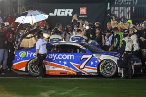 Daniel Suarez conquistou uma vitória surpreendente na Coca-Cola 600 encurtada pela chuva com uma defesa heróica