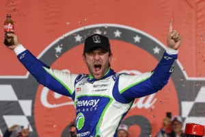 Daniel Suarez ganha uma emocionante Coca-Cola 600 após a morte de Kyle Busch