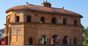 Dentro do Coliseu da Índia, em Assam, com 275 anos de idade, conhecido como o anfiteatro mais antigo da Ásia construído pelos governantes Ahom