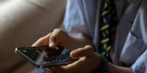 Deputados renovam demanda, alertando contra aplicativos viciantes que prejudicam os jovens