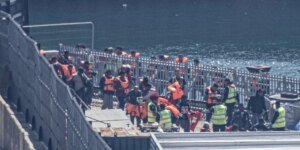 Duzentos migrantes cruzam o Canal da Mancha depois que o Ministério do Interior confirma a bomba em um pequeno barco do GB News