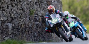 Espectadores no Isle of Man TT ficaram feridos em um grave incidente na corrida de rua de superbike