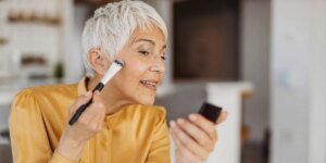 Evite erros de maquiagem que envelhecem as mulheres instantaneamente para obter um “brilho retocado”